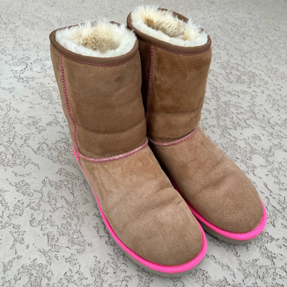 Rare UGG Neon II Classic Short Boot Chestnut Suede with neon pink trim Size 9M